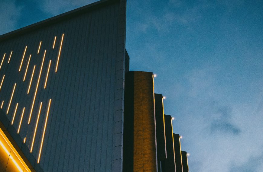 Façade d’immeuble éclairée de lignes dorées, avocat banque et crédit à Lyon