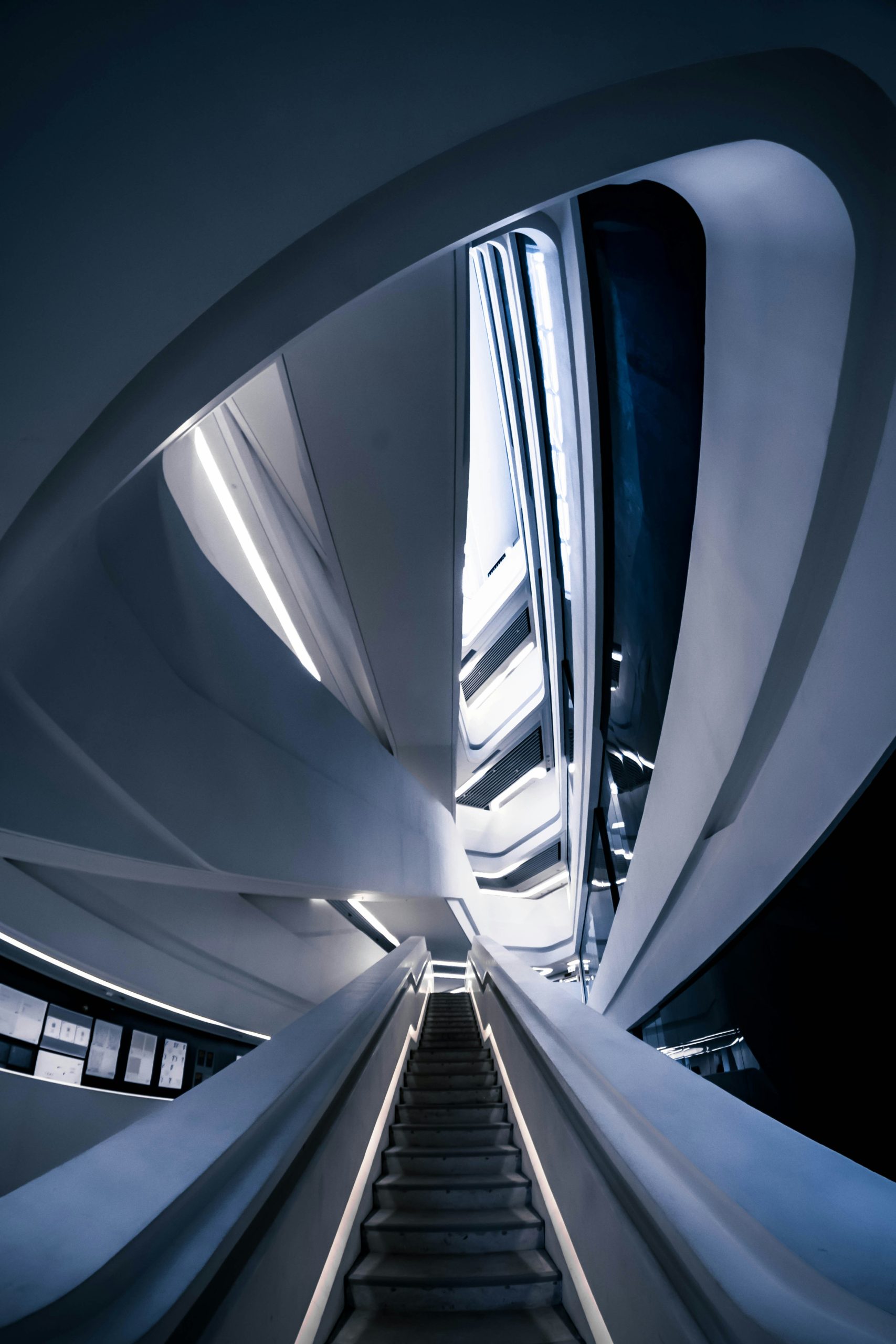Escalier montant vers la lumière, avocat entreprises en difficulté à Lyon