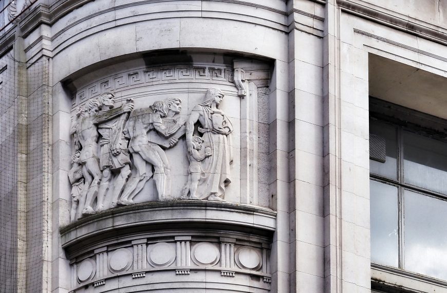 Façade sculptée d’un immeuble bancaire, avocat devoir de mise en garde de la banque