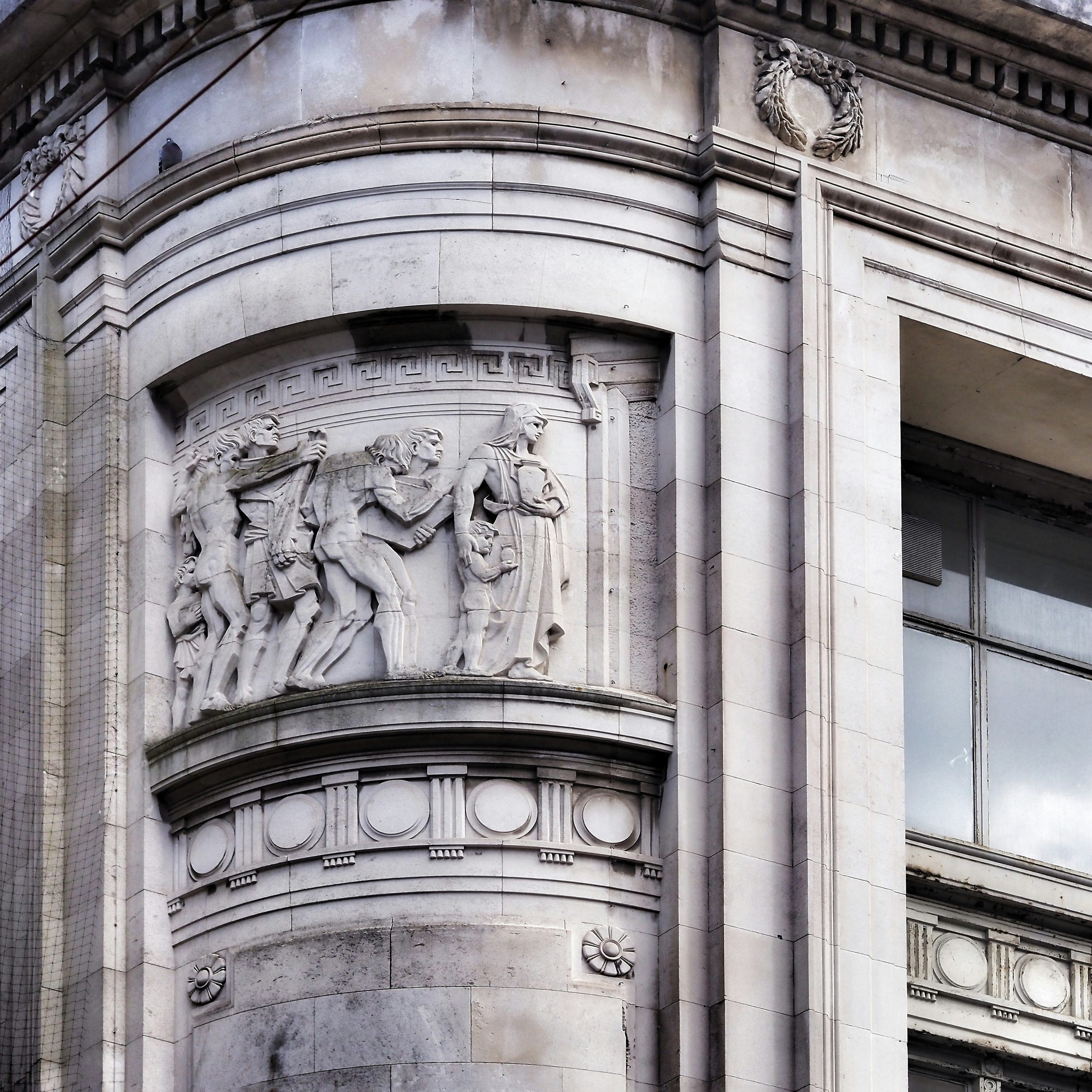 Façade sculptée d’un immeuble bancaire, avocat devoir de mise en garde de la banque